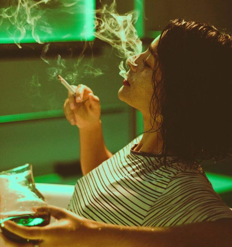 Golpea a un policía para que la arresten y dejar de fumar