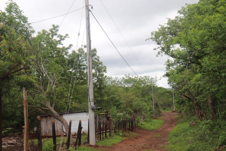 Energía eléctrica llega a más de 100 habitantes de una comunidad de Juigalpa