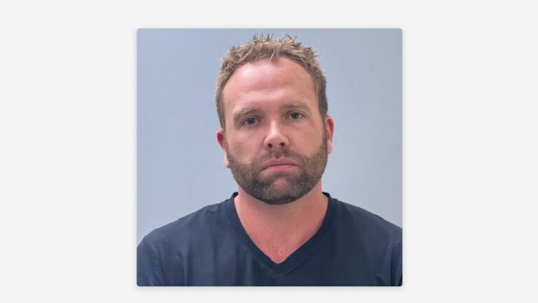 Detienen a cirujano plástico por la muerte de su esposa