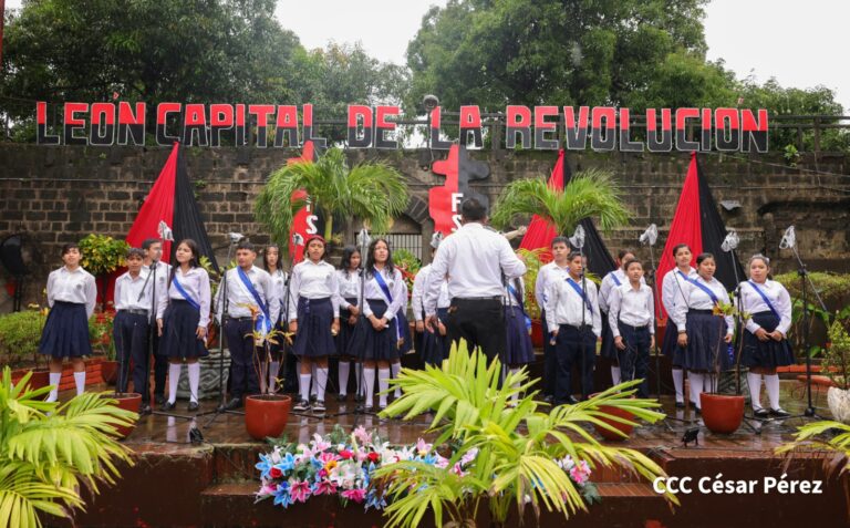 Familias de León celebran 45 años de su liberación