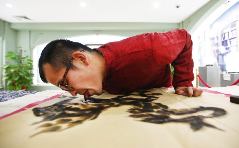 Artista crea obras de arte con solo usar su lengua