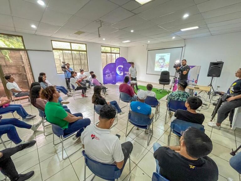 Jóvenes participan en conversatorio “Carlos Tayacán vencedor de la muerte”