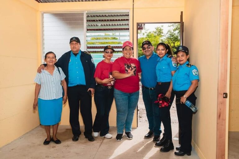 Entregan viviendas mujeres policías de Somoto