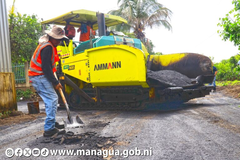 ALMA supervisa obras de revestimiento asfaltico en comarca San Antonio Sur