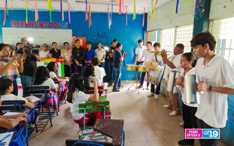 Estudiantes del Instituto Nacional Ramírez Goyena celebran a sus maestros