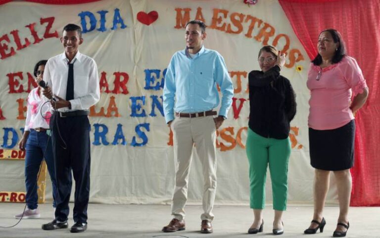 Estudiantes celebran el Día del Maestro