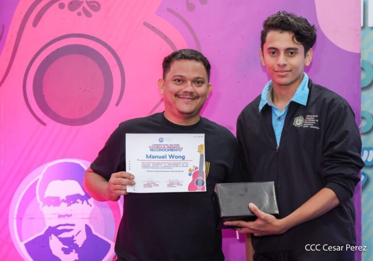 Entregan reconocimiento a docentes y artistas