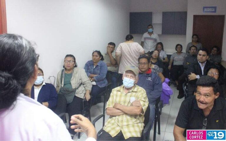 Familiares de pacientes del Hospital Psicosocial participan en conversatorio