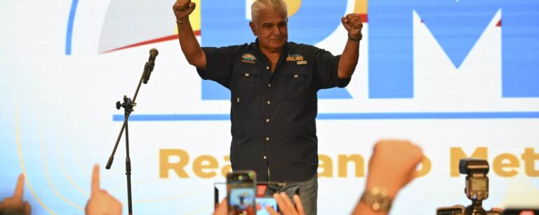 Mulino juramentado como presidente de Panamá