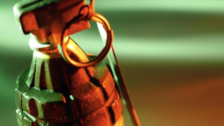 Mujer ocupó una granada china de guerra como martillo por 20 años