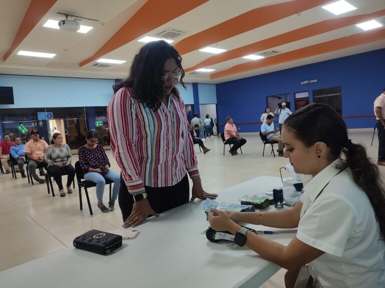 Trabajadores de Educación reciben su salario de Julio