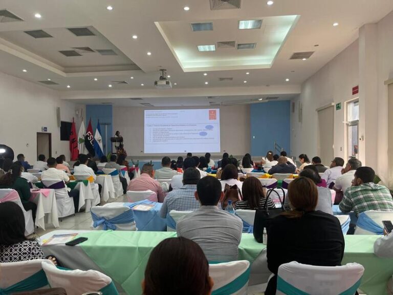 Capacitan a especialistas en Medicina Crítica y salud materna