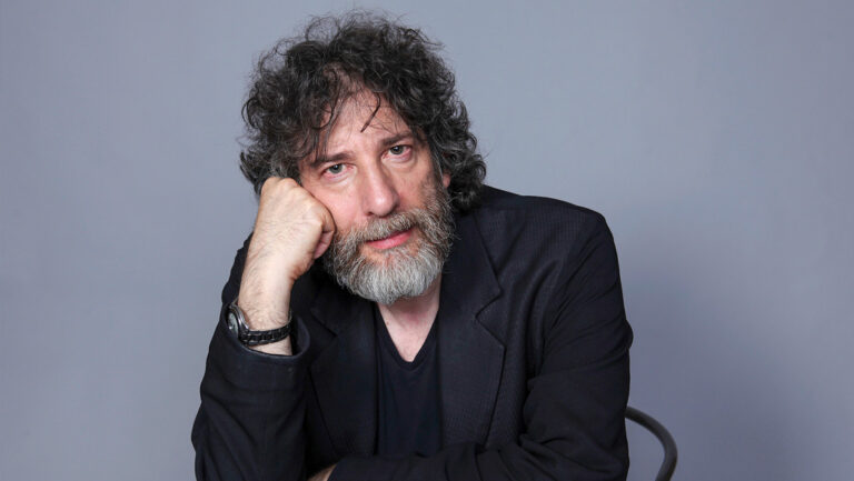 Acusan a escritor británico de agresión sexual