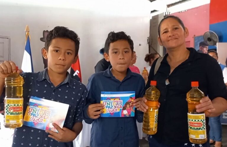 MIFAM entrega paquetes alimenticios a madres con partos múltiples