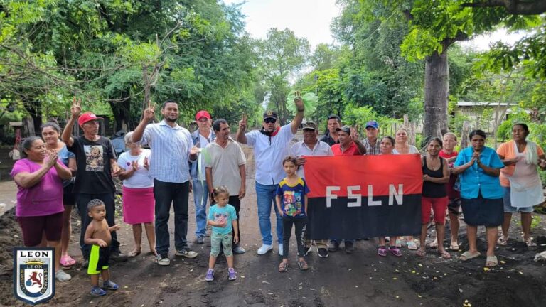 Inauguran 600 metros de camino en una comunidad de León