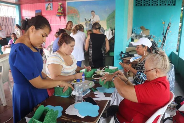 Protagonistas de Juigalpa finalizan curso de artesanía en papel y fomi