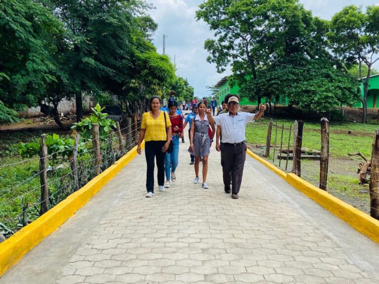 Familias de La Conquista estrenan calles adoquinadas