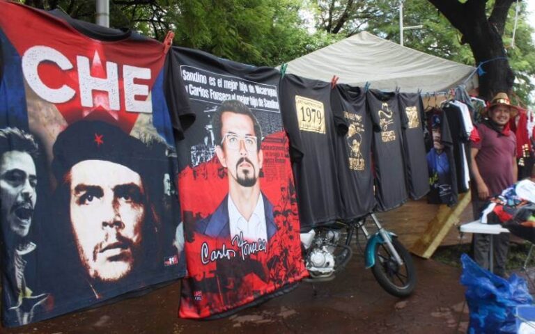 Comerciantes ofrecen artículos alusivos al 45/19