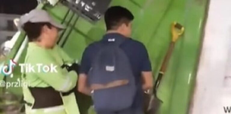 Se sube a un camión de basura para llegar a su casa y no gastar en pasaje