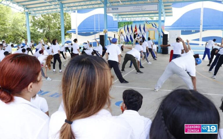 MINED imparte clase de Yoga a profesores de educación física