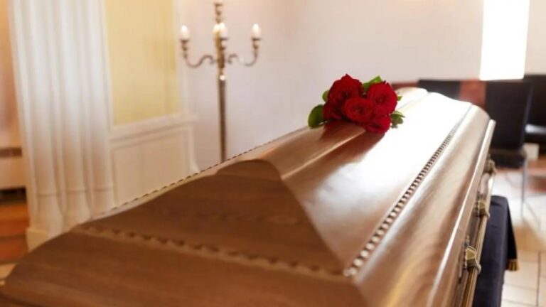 Tres mujeres se disputan el cadáver de un taxista en una funeraria