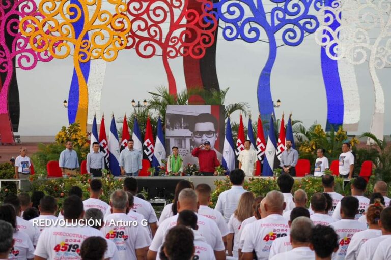 “Estamos haciendo entrega de estos autobuses para que contribuyan al transporte de las familias” destaca presidente Daniel