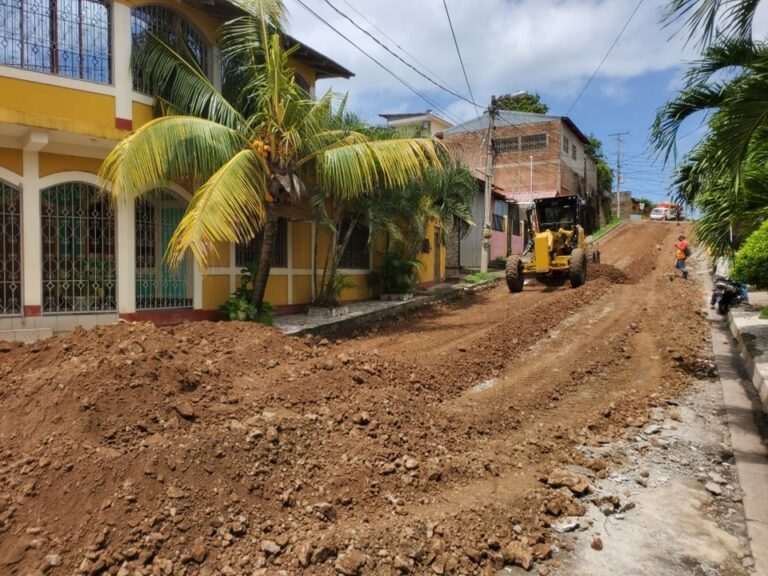 Inician proyecto de adoquinado en el Barrio Virgen María