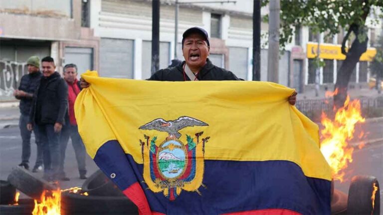 Ecuatorianos protestan en rechazo al alza de los precios de los combustibles
