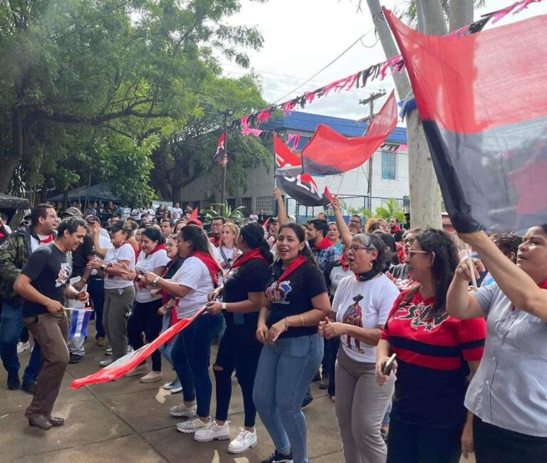 Trabajadores del Mined disfrutan de concierto de música testimonial