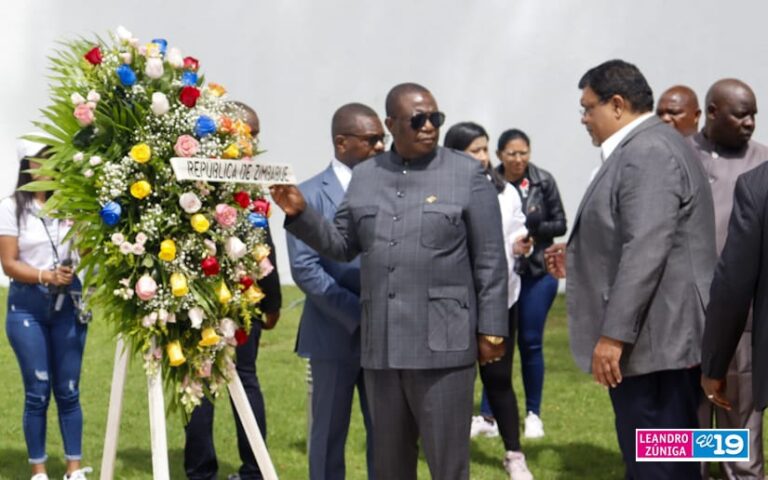 Delegaciones de Bielorussia y Zimbabue colocan ofrendas florales en el Mausoleo