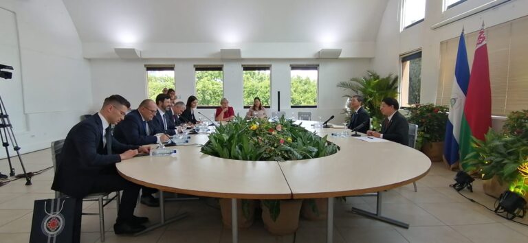 Canciller Denis Moncada se reúne con la delegación de Bielorussia