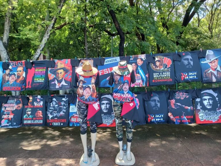 Comerciantes de camisetas reportan éxito en las ventas