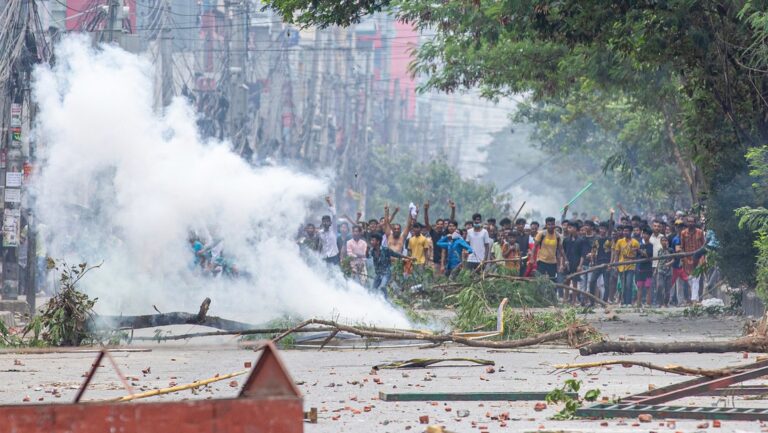 Manifestantes se llevan la victoria luego de que Bangladés aprobara cambios en su controvertido sistema