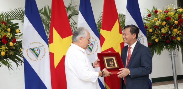Alta delegación del Partido Comunista de Vietnam se reúne con diputados de la AN