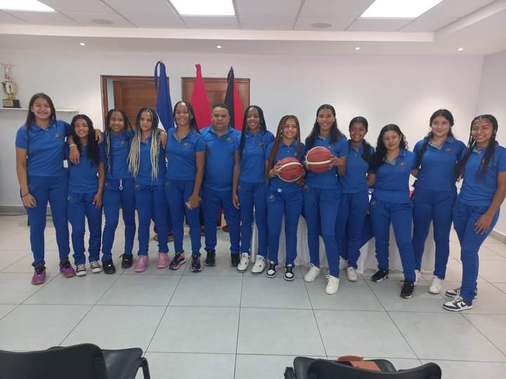 Abanderan selección femenina de baloncesto U15