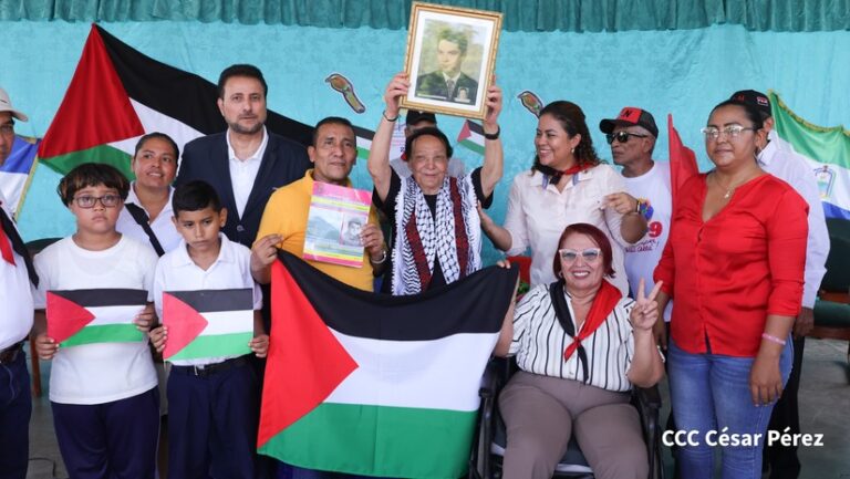 La heroína palestina Leila Kahled rinde homenaje a Patricio Argüello Ryan