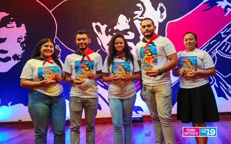 Entregan reconocimiento a 85 estudiantes y trabajadores de la UNAN-León