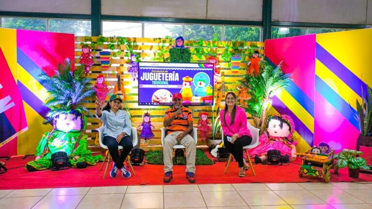 Artesanos participan en encuentro de juguetería tradicional