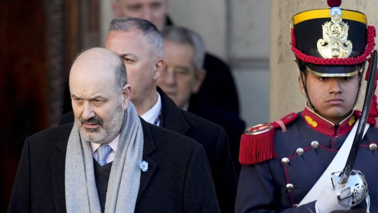 Preparan disolución de 60 organismos públicos en Argentina