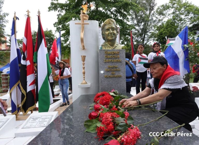 Leila Khaled rinde homenaje al Héroe Nacional Gaspar García Laviana
