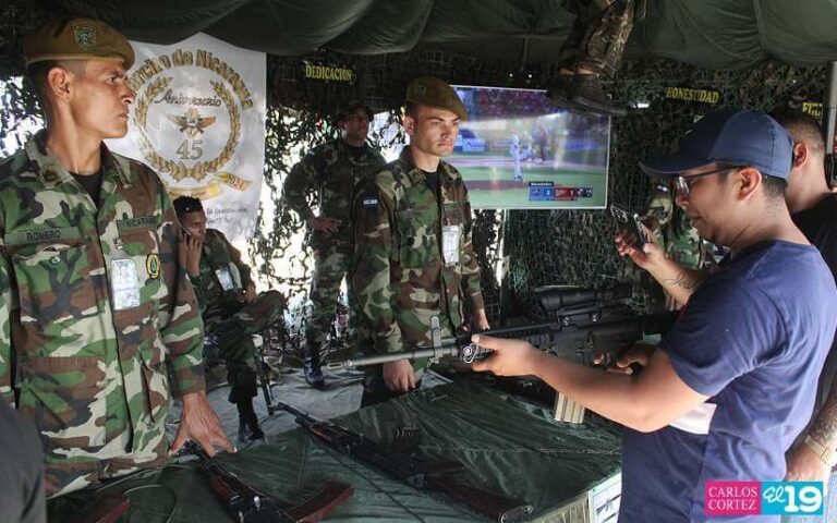Familias visitan Exposición Estática del Ejército de Nicaragua