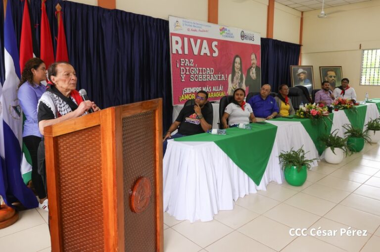 Leila Khaled participa en conversatorios con estudiantes de la UNIAV