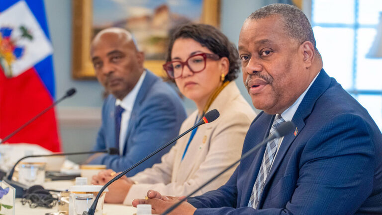 Pandillas de Haití atacan a primer ministro en un hospital