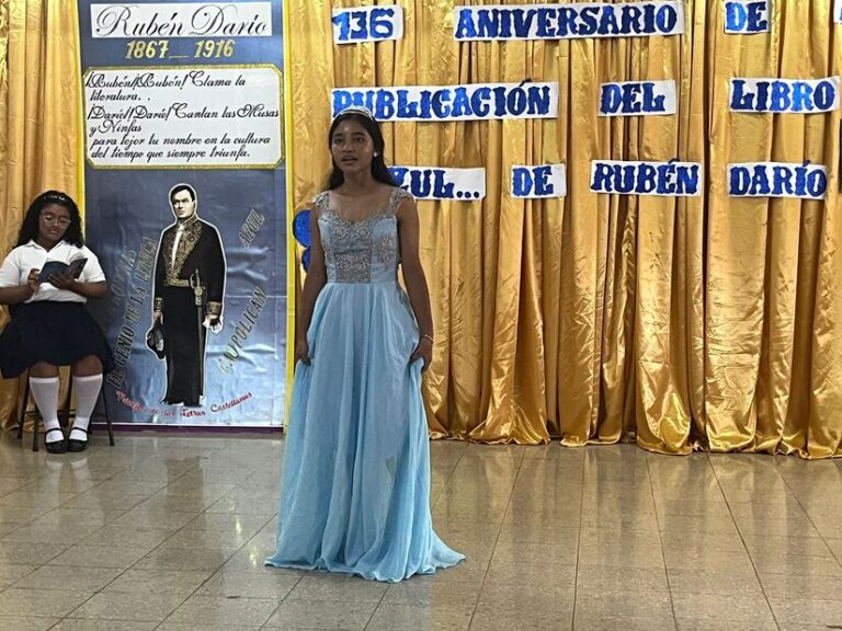 Estudiantes conmemoran el 136 aniversario de la publicación del libro Azul