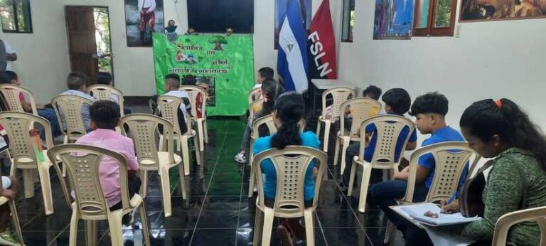 Arboretum presenta la obra “Un paseo por el mundo forestal” a niños del barrio La URSS