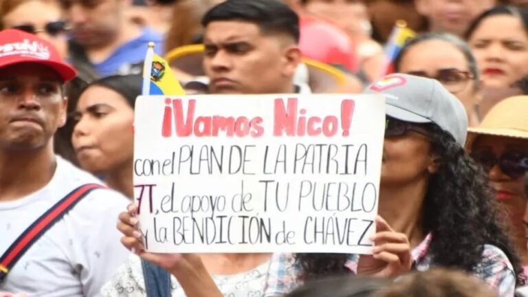 Venezolanos se toman Caracas para celebrar el triunfo electoral de Maduro