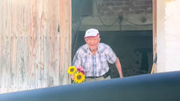 Todos los días abuelo regala flores a su nieta