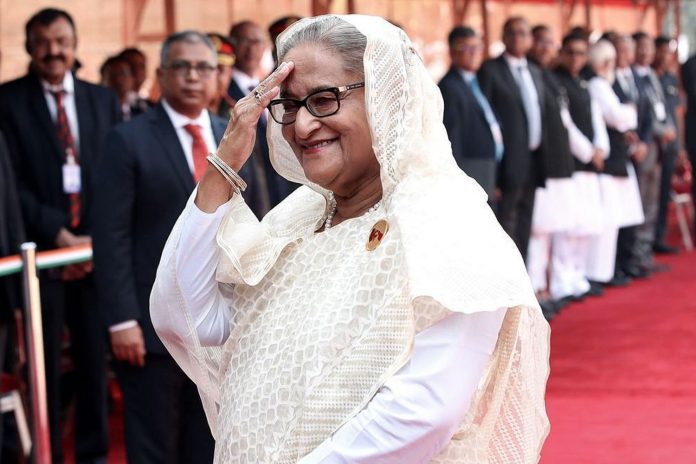 Renuncia la primera ministra de Bangladés y abandona el país