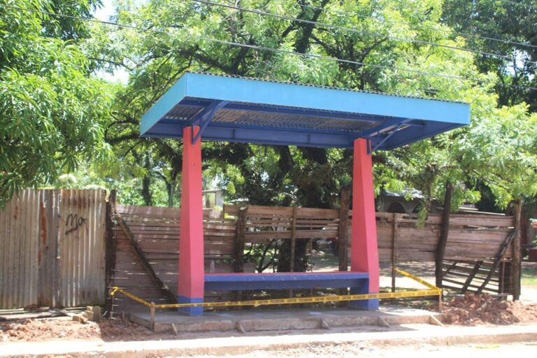 Inauguran casetas en paradas de buses en Puerto Cabezas