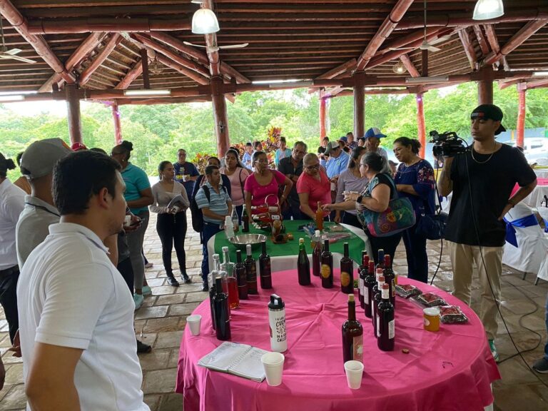 Realizan un intercambio de tecnología para el procesamiento de vino
